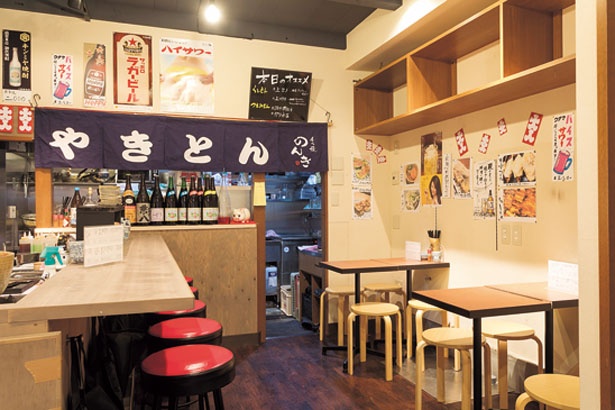 間口は狭いが奥に長い店内。テーブル席もあり、カップルやグループの利用も多い/もつ焼 のんき 大阪福島店