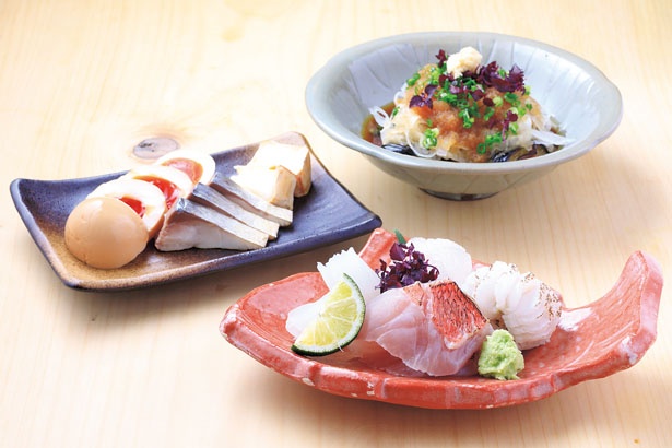 「造り盛合せ」(中・1080円～)、「燻製盛り合わせ」(左・540円)、「揚茄子おろしポン酢」(右・540円)/日本酒 弘大Z