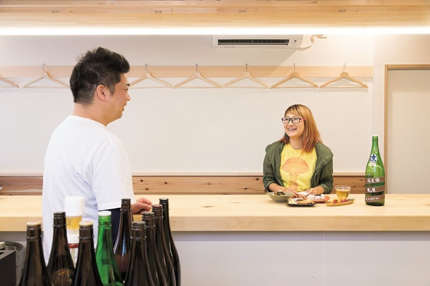 店内はイチョウの一枚板のカウンター席のみ。贅沢な気持ちになる/日本酒 弘大Z