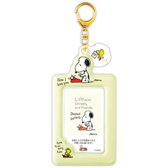 「フォトスリーブキーホルダー(イエロー)」(880円)