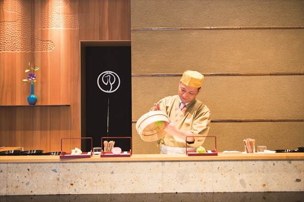 生菓子作りの実演が楽しめるのは、京都本店とここのみ。「きんとん通し」と呼ばれるザルであんを裏ごしし、「きんとん」と呼ばれる菓子の土台を作っていく