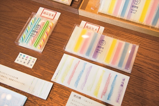 (左)砂糖を煮詰め、手作業で作る「有平糖」(540円)。柄は西陣(一番右)、祇園(真ん中)など、京都をイメージしたもの。(右)しゃりっと心地いい「琥珀糖」(1080円)
