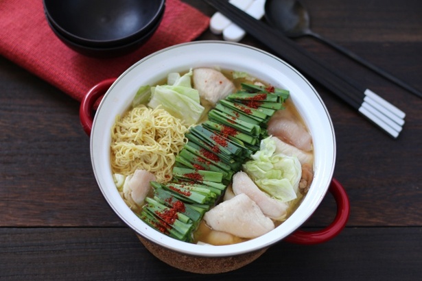 【写真】しっかりダシのとれたスープと麺がおいしい、もつ鍋風