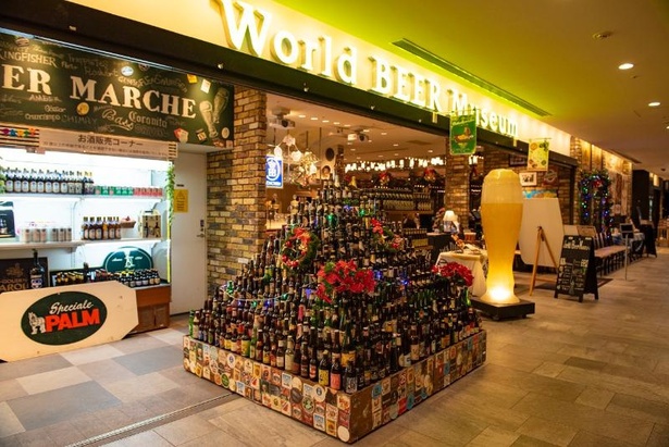 クリスマスの装飾が施された「世界のビール博物館」。「店内は広々しているので、ゆっくり過ごせそう！」(編集部員)