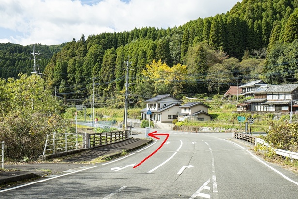 「佐賀県立21世紀県民の森」やボートハウスを過ぎ、青い看板の「北山キャンプ場」に従い、左折