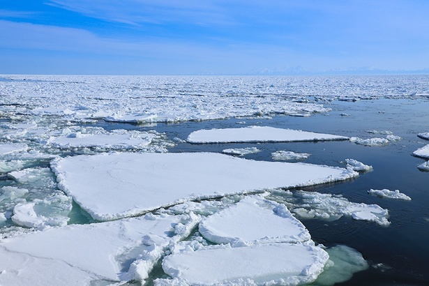 オホーツクの海一面が分厚い氷の塊で埋め尽くされる