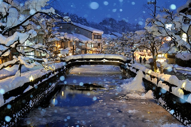 湯めぐりに加えて、冬には名物のカニも楽しめる城崎温泉