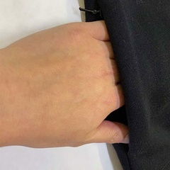 防水パーカーはファスナーポケット付きで貴重品も収納できる