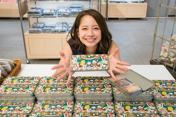 焼き菓子3個入りの「ペンケース」(1404円)は、見た目も華やかなトランプ柄にティーパーティのイラスト