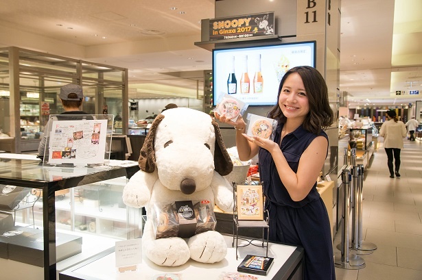 佐々木さんもさまざまなグッズを手にし、「全部ほしくなっちゃう！プレゼントにも喜ばれそうですね」とテンション高め
