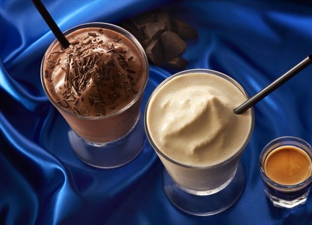 【写真を見る】6月22日より販売中の「チョコリスタ(SHAKE)」と「エスプレッソシェイク」も口当たりなめらかで濃厚なシェイク