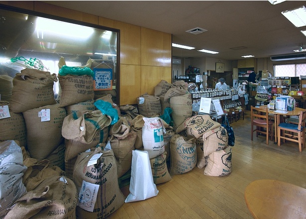 コーヒーで旅する日本／九州編｜豆の種類は60種以上、なかには100