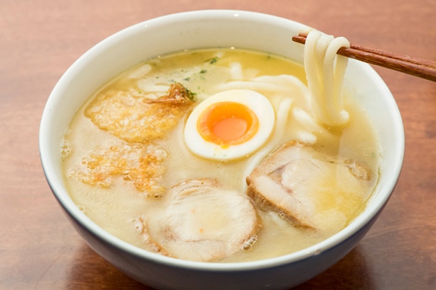博多鶏うどん(680円)。福岡空港店の限定メニュー。うどんダシと鶏白湯スープのダブルスープ。まろやかで濃厚な味わい