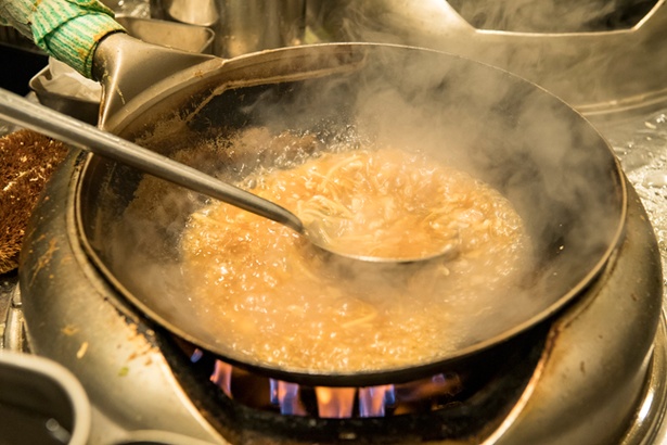 中華鍋でスープと具、調味料を丁寧に炒め絡めて作る