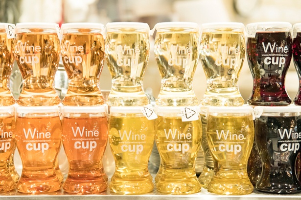 飲みきりサイズのワインカップ(赤、白、ロゼ各600円)