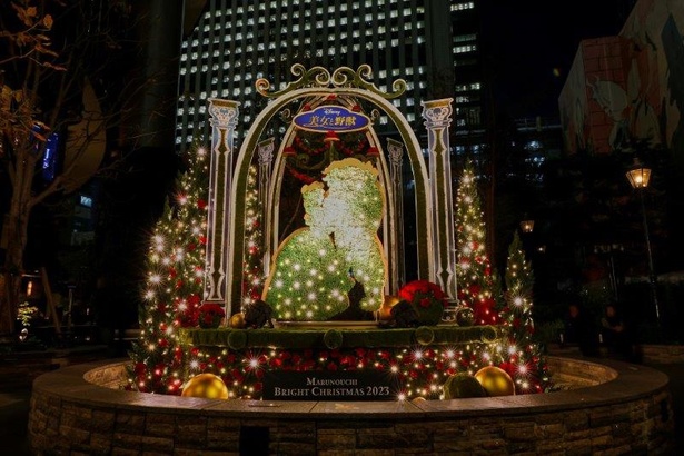 丸の内ブリックスクエア 一号館広場では「美女と野獣」のクリスマスオブジェを展示
