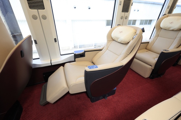 「ひのとり」プレミアム車両の座席。リクライニングは電動式で、ゆりかごのように座面がスライドする機能を採用。さらに枕には高さを調整できる機能と、首部分を支えるための内折式のホールド機能を搭載している