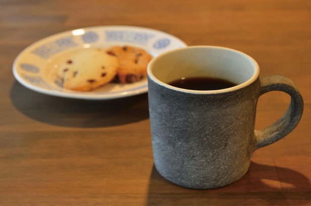 「KURU」のホットコーヒー(400円)。コーヒー豆は、福岡の信頼できるカフェから仕入れて焙煎したもの