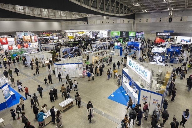 過去の「釣りフェスティバル」の様子。場内にはたくさんの釣り具メーカーや飲食店が集う