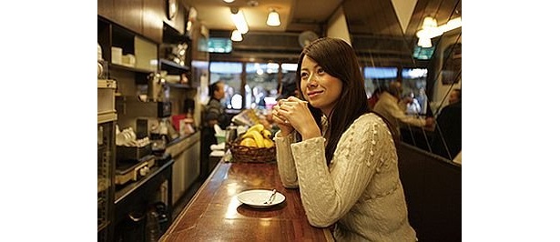 純喫茶のような雰囲気の「岩田」。コーヒーは370円。店主の岩田サワ子さんの温かな人柄にひかれ、市場の常連が集う