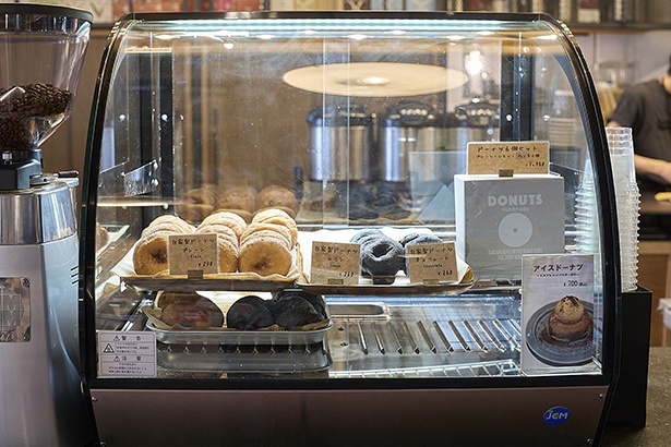 淡路島のファクトリーで作られるドーナツは大阪でも販売。本店限定のチョコレートフレーバーも人気