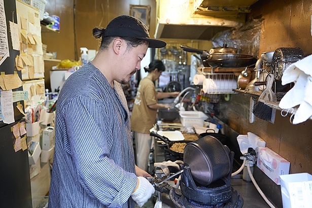 豆は厨房の奥で焙煎。「炎が揺れるので、焙煎中は閉め切ってやるからとにかく暑い(笑)」と石川さん
