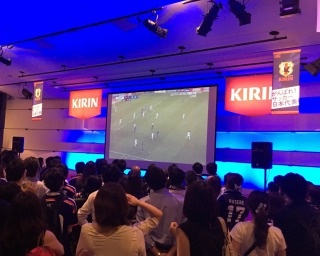 大阪・梅田でビール片手にサッカー日本代表を大画面で応援！