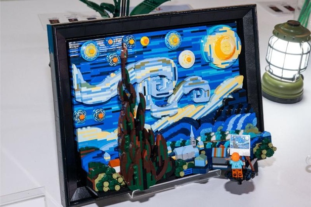 ゴッホの代表作「星月夜」をレゴ(R)ブロックで再現した「レゴ(R)アイデア ゴッホ 「星月夜」」