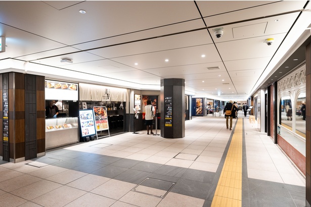 グランスタ東京B1 スクエア ゼロエリアのレストラン街は、スイーツや雑貨ショップが充実した銀の鈴エリアや丸の内坂エリアに隣接しているので手土産を探すのにもぴったり！