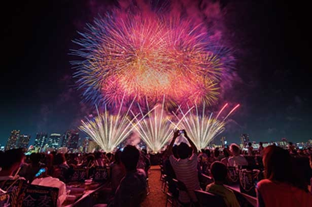 大迫力の「グランドフィナーレ～なにわの夜空に金銀大瀑布～」