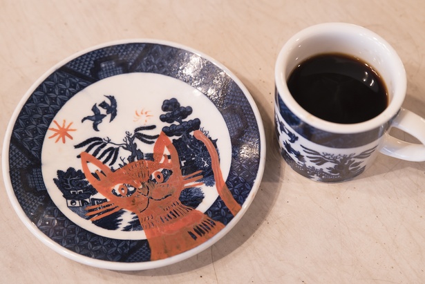 店で使用しているカップとソーサーには、絵を描いてから焼成した淺井裕介氏の作品が1組だけ存在する。カップの絵柄は内部に描かれており、飲み干したら分かるようになっている