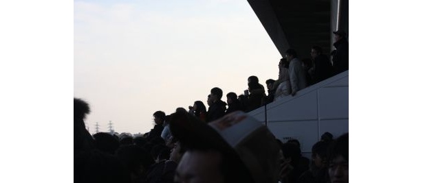 真剣なまなざしのファンたち