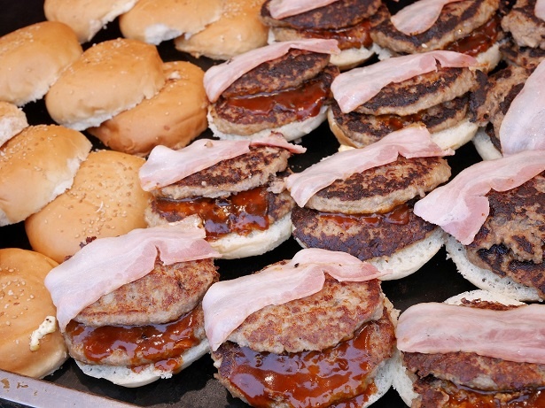 創意工夫あふれる牛肉料理を一般来場者の投票で競う「真夏の牛肉料理No.1決定戦」となっている