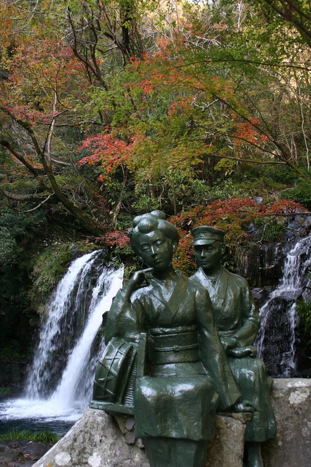 初景滝にある「踊り子と私」の像 / 河津七滝の紅葉