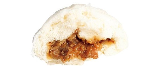 ふんわりとした生地の中には、松阪牛しぐれがたっぷり入っている！ 松阪牛の甘味と、ゴボウの歯応えが絶妙。蒸したてで、アツアツだ