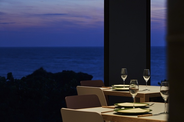 「オールーグリル」では、時間によって表情を変える海を眺めながらディナーが楽しめる