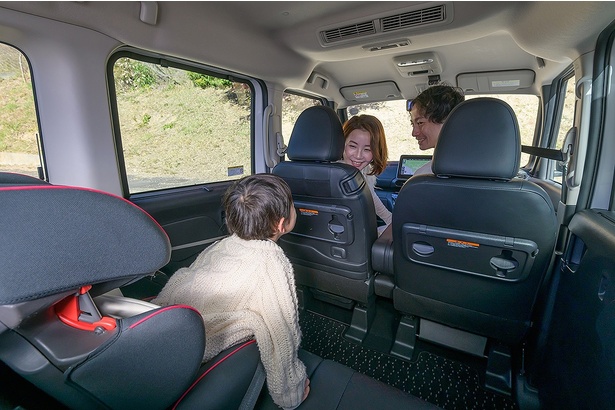 リヤシートを前方にスライドさせれば、親子の距離も近くなる。大人が乗る際は、後方にスライドさせてスペースを確保すれば、ゆったりした空間に