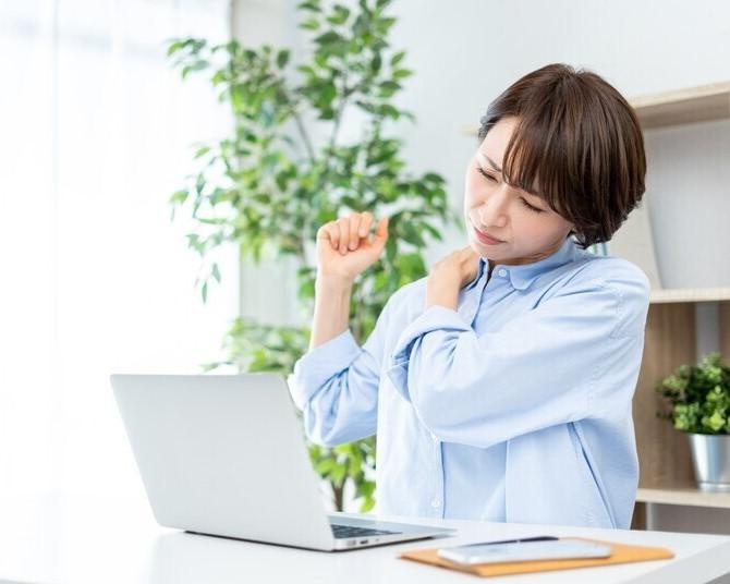 【肩こりと仕事のパフォーマンスに関する調査】52%が仕事中に肩こりを感じているが、約半数が対策なし。その理由は？