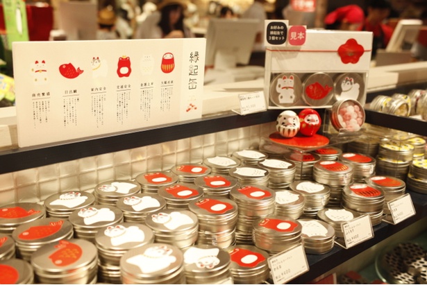 直営店のみの販売となる「縁起缶キャンディ」32g 400円は、鯛や招きねこ、だるまなど鮮やかな赤と白がまぶしいパッケージ