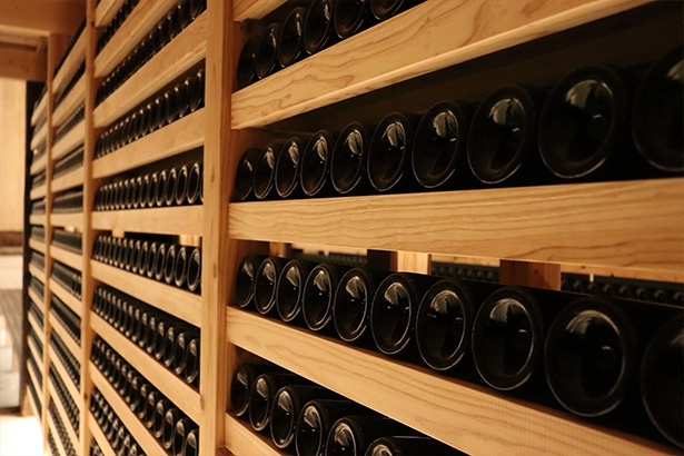 スパークリング日本酒が約8000本眠る貯蔵セラー「臥龍房」、壁や床には福井ならではの希少な笏谷石(しゃくだにいし)を使用している