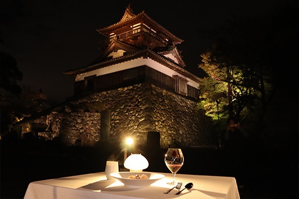 月明りの丸岡城を舞台に、二夜限りの幻の野外レストランがオープン