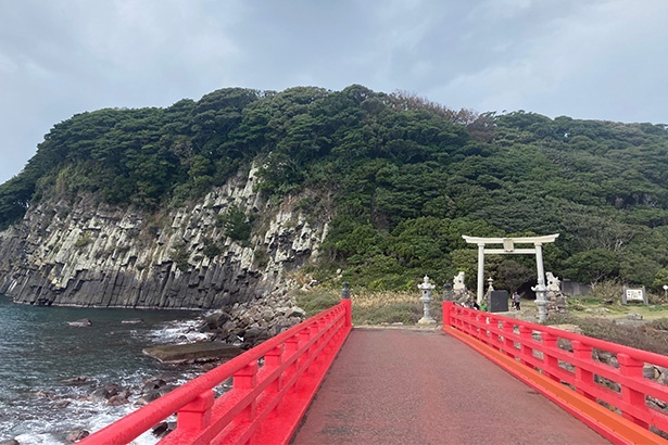 神様の島として崇められる「雄島」。朱塗りの雄島橋でいつでも島へ渡ることができる