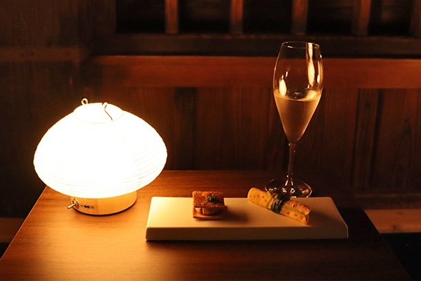 食前酒として振る舞われた福井を代表する「黒龍」のスパークリング日本酒とフィンガーフード2種