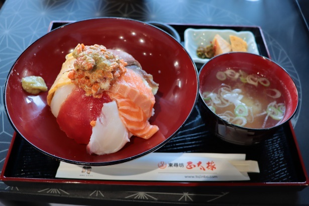 日替わり海鮮丼1880円。写真はサーモン、鯛、マグロ、いか、ハマチ、鯖、セイコガニ