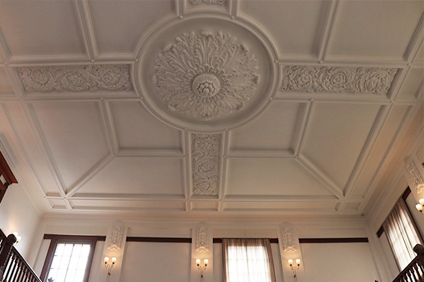 営業室は広い吹き抜けになっており、天井を見上げると豪華な漆喰装飾が見られる