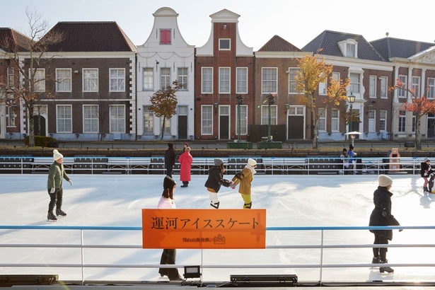 ヨーロッパの街並みの中、運河の上にスケートリンクが登場
