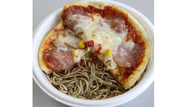 コンビニのピザを温めてのせても、おいしい！　“ピザそば”は、チーズとダシがよく合う、ルーさんもオススメのアレンジ方法