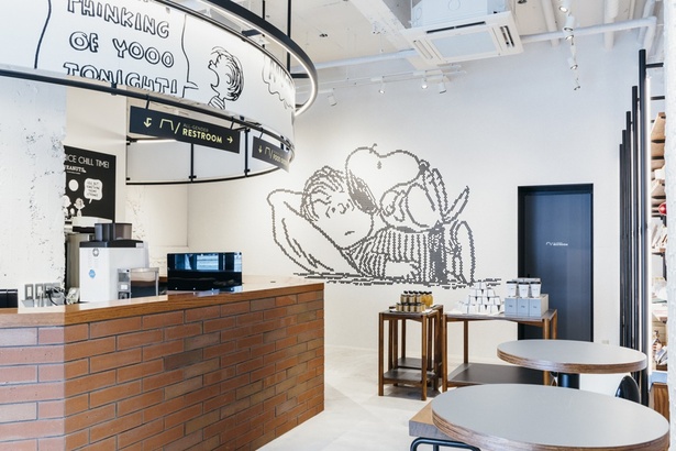 白を基調とした店内。壁に大きく描かれたスヌーピーとライナスがインパクト大！