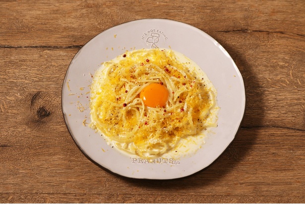 ふわふわのミモレットチーズをトッピングして仕上げる「3種チーズの太陽カルボナーラ」