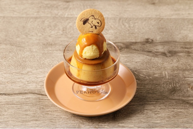 レトロな雰囲気が漂う「スヌーピーのHAPPY DANCE プリン」(957円)も人気メニュー